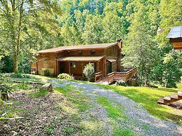 Dunn's Creek Hideaway 3 Bedroom Cabin by RedAwning
