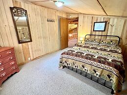 Dunn's Creek Hideaway 3 Bedroom Cabin by RedAwning