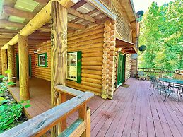 Dunn's Creek Hideaway 3 Bedroom Cabin by RedAwning