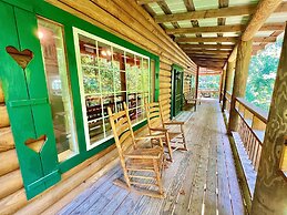 Dunn's Creek Hideaway 3 Bedroom Cabin by RedAwning