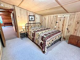 Dunn's Creek Hideaway 3 Bedroom Cabin by RedAwning
