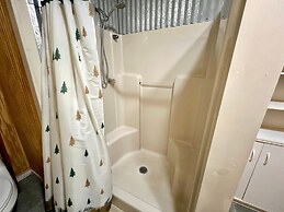 Dunn's Creek Hideaway 3 Bedroom Cabin by RedAwning