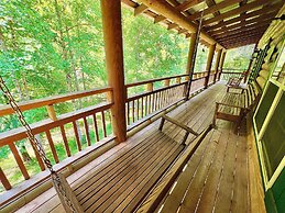 Dunn's Creek Hideaway 3 Bedroom Cabin by RedAwning