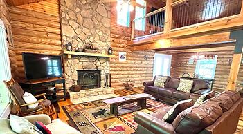 Dunn's Creek Hideaway 3 Bedroom Cabin by RedAwning