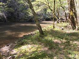 Dunn's Creek Hideaway 3 Bedroom Cabin by RedAwning