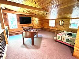 Dunn's Creek Hideaway 3 Bedroom Cabin by RedAwning
