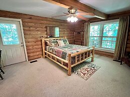 Dunn's Creek Hideaway 3 Bedroom Cabin by RedAwning
