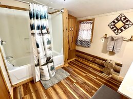 Dunn's Creek Hideaway 3 Bedroom Cabin by RedAwning