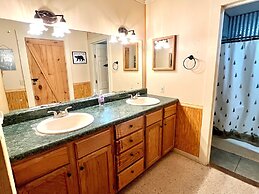 Dunn's Creek Hideaway 3 Bedroom Cabin by RedAwning