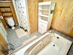 Dunn's Creek Hideaway 3 Bedroom Cabin by RedAwning