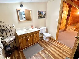 Dunn's Creek Hideaway 3 Bedroom Cabin by RedAwning