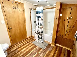 Dunn's Creek Hideaway 3 Bedroom Cabin by RedAwning