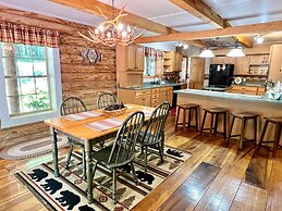 Dunn's Creek Hideaway 3 Bedroom Cabin by RedAwning