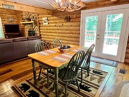 Dunn's Creek Hideaway 3 Bedroom Cabin by RedAwning