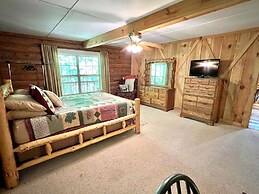 Dunn's Creek Hideaway 3 Bedroom Cabin by RedAwning