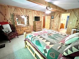 Dunn's Creek Hideaway 3 Bedroom Cabin by RedAwning