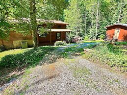 Dunn's Creek Hideaway 3 Bedroom Cabin by RedAwning