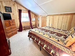 Dunn's Creek Hideaway 3 Bedroom Cabin by RedAwning