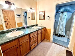 Dunn's Creek Hideaway 3 Bedroom Cabin by RedAwning