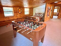 Dunn's Creek Hideaway 3 Bedroom Cabin by RedAwning