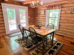 Dunn's Creek Hideaway 3 Bedroom Cabin by RedAwning