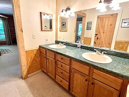 Dunn's Creek Hideaway 3 Bedroom Cabin by RedAwning