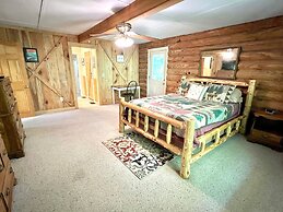 Dunn's Creek Hideaway 3 Bedroom Cabin by RedAwning