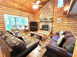 Dunn's Creek Hideaway 3 Bedroom Cabin by RedAwning