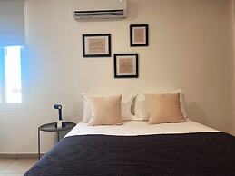 Phaedrus Living: Hoopoe Residencies 203