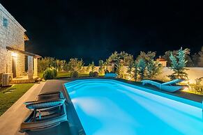 Crown Villa Aphrodite With Private Pool