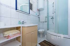 Apartments Lela next to the beach