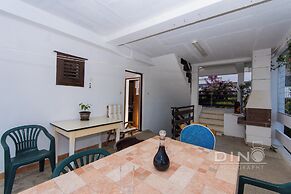 Apartments Lela next to the beach