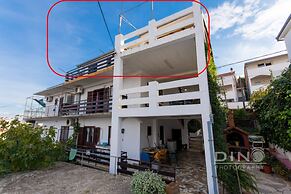 Apartments Lela next to the beach