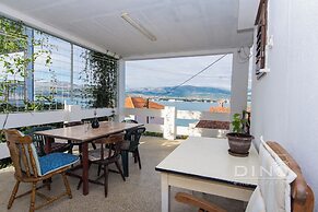 Apartments Lela next to the beach