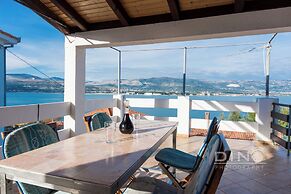 Apartments Lela next to the beach