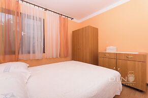 Apartments Lela next to the beach