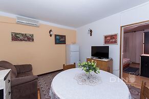 Apartments Lela next to the beach