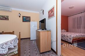 Apartments Lela next to the beach