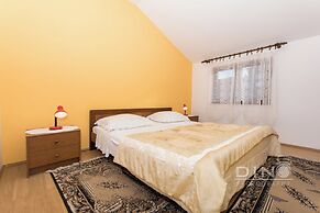 Apartments Lela next to the beach