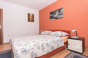 Apartments Lela next to the beach