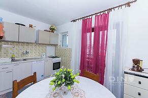 Apartments Lela next to the beach