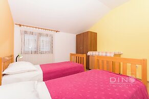 Apartments Lela next to the beach