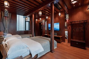 Spirited Silky Inn