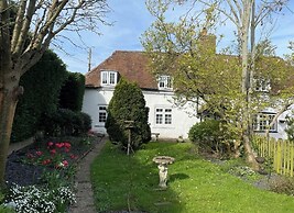 Cosy Daffodil Cottage Getaway