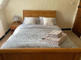 Cosy Daffodil Cottage Getaway