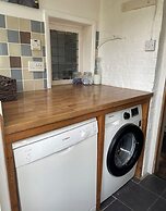 Cosy Daffodil Cottage Getaway