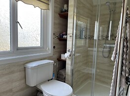 Cosy Daffodil Cottage Getaway