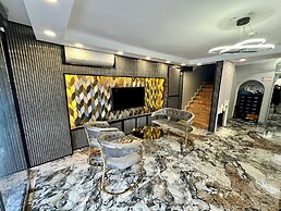 Crowned Exclusive Hotel