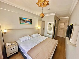 Crowned Exclusive Hotel