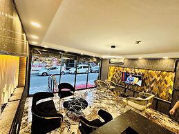 Crowned Exclusive Hotel